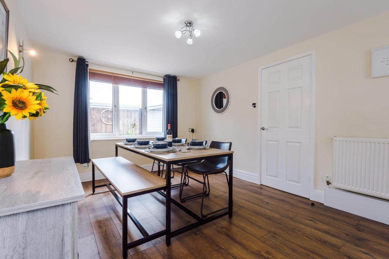 Charming 3-Bed Cottage In Chester, Ideal For Families & Workers, Free Parking - Sleeps 7 Exterior photo